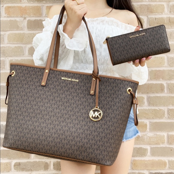 Michael Kors Handbags - 💕🎁👜Michael Kors Large Tote & Wallet SET